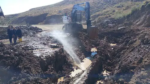 Hakkari'de 3 bin 500 rakımda su hattı için zorlu çalışma