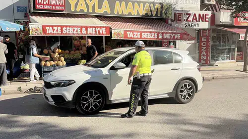 Polislerin önünde ters yöne giren sürücüye ağır ceza kesildi