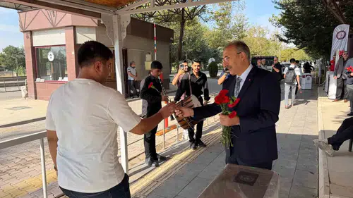 Fırat Üniversitesi öğrencilerini çiçeklerle karşıladı