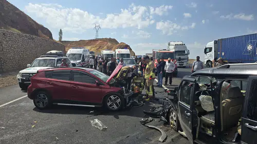 Bingöl kara yolunda iki aracın çarpışması sonucu altı kişi yaralandı