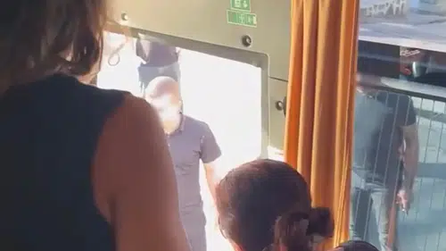 Diyarbakır'da sağlık personeli taşıyan servis aracına trafikte saldırı anı