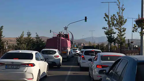 Van Gölü sahil yolunda ağır araç ve hız tehlikesi büyüyor