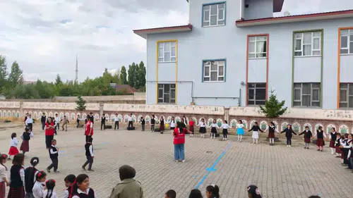Patnos Kızılay gönüllüleri Sütlü Pınar İlkokulu öğrencileriyle buluştu