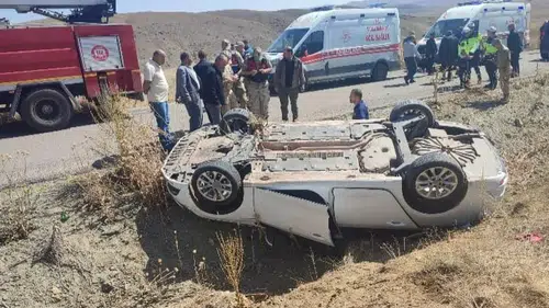 Özalp ilçesinde otomobil takla attı