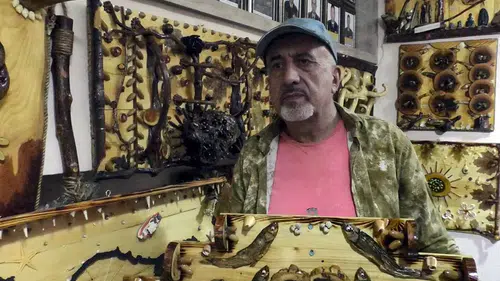 Vanlı Sami Demir atık malzemelerden sanat eserleri üretiyor