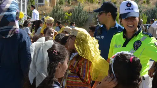 Palu polisi okul çevrelerinde ve servis araçlarında geniş çaplı denetim yaptı