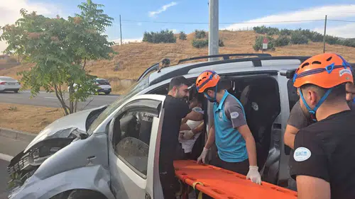 Bingöl'de direksiyon hakimiyetini kaybeden sürücü aydınlatma direğine çarptı