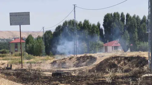 Van Erciş'te çıkan örtü yangını ekiplerin müdahalesiyle büyümeden söndürüldü