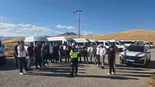 Muş'ta jandarma ekipleri okul servislerini didik didik inceledi