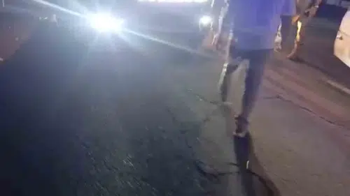 Şanlıurfa'da damperi açık kamyonun çarptığı levhalar otomobilin üzerine devrildi