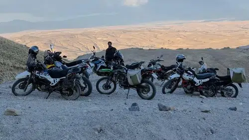 Adilcevazlı motorcular Süphan Dağı zirvesinde Türk bayrağını dalgalandırdı