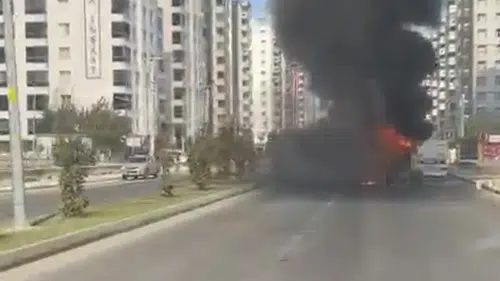 Diyarbakırda seyir halindeki belediye otobüsü alevlere teslim oldu