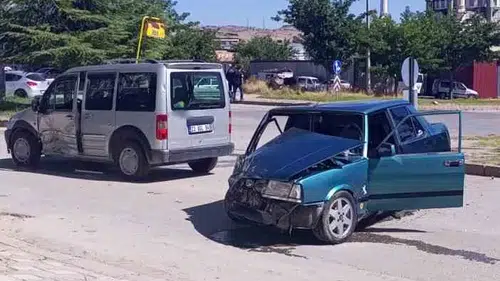 Elazığ'da iki aracın karıştığı kazada iki kişi yaralandı