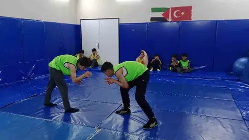 Hasköy ilçesinde gençler güreş minderinde geleceğe hazırlanıyor