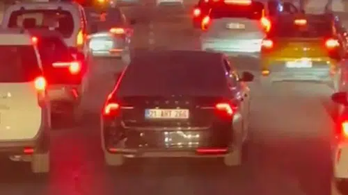 Diyarbakır trafiğinde itfaiye aracına yol vermeyen sürücü tepki çekti