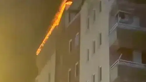 Diyarbakır Yenişehir'de sekiz katlı binanın çatısı alevlere teslim oldu