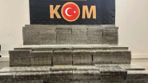 Mardin Artuklu'da şüpheli araçtan binlerce paket kaçak sigara çıktı