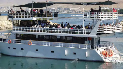 İranlı turistler bölgedeki gerilime rağmen Van tatilinden vazgeçmiyor