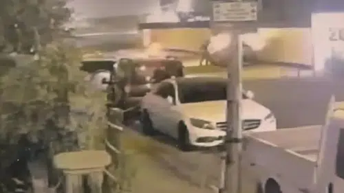 Batman'da park halindeki otomobili ateşe veren şüpheliler kameraya yakalandı