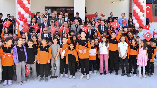 Van genelinde binlerce öğrenci yeni eğitim dönemine merhaba dedi