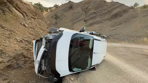 Derecik ilçesinde otomobil takla attı iki kişi yaralandı