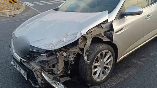 Mardin Artuklu yolunda iki otomobilin karıştığı trafik kazası ucuz atlatıldı
