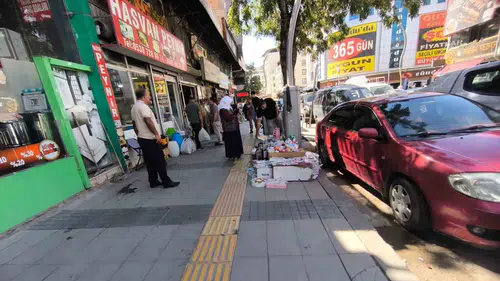 Van merkezinde kaldırım işgali yayaları trafiğin ortasına itiyor