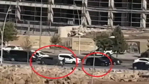 Diyarbakırda kırmızı ışıkta bekleyen araca düzenlenen silahlı saldırı kameraya yansıdı