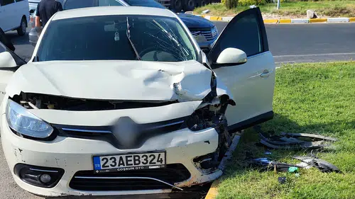 Elazığ Organize Sanayi Bölgesi kavşağında iki otomobil çarpıştı