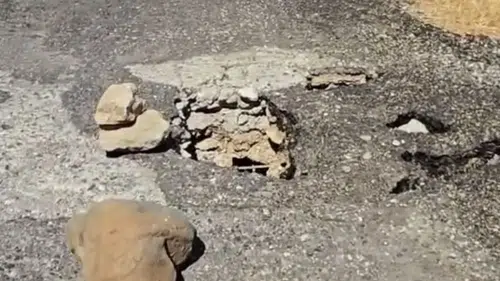 Çüngüş yolundaki derin çukurlar sürücülere zor anlar yaşatıyor