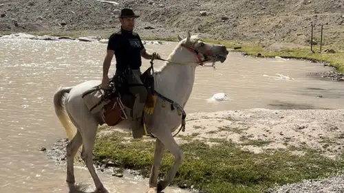 Yüksekova’nın zirvelerinde sıra dışı keşif: Cilo ve Sat dağlarını at sırtında gezdiler