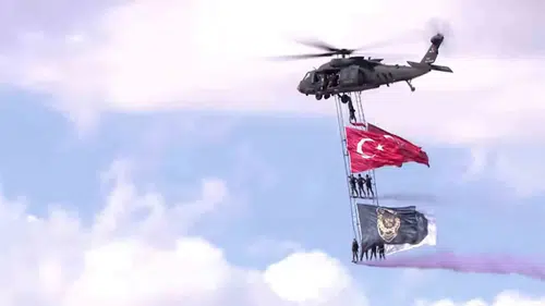 Yerli helikopterle gökyüzünde Türk bayraklı nefes kesen gösteri