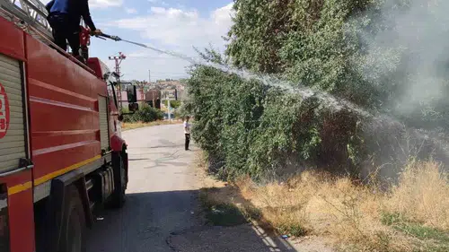 Van Özalp'te bahçede çıkan yangın korkuttu