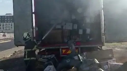 Batman'da seyir halindeki kargo kamyonunda yangın paniği yaşandı