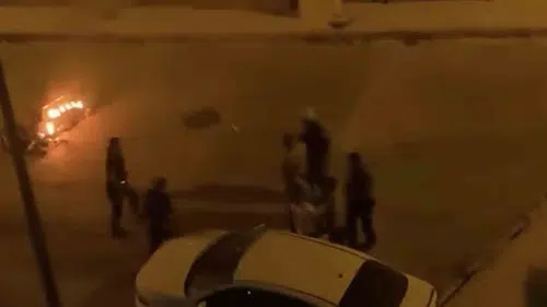 Elazığ'da şaşkına çeviren anlar: Sokak ortasında motosikletini yaktı
