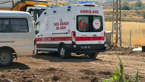 Elazığ'da inşaat alanında kamyondan düşen işçi yaralandı
