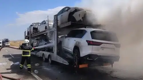 Doğubayazıt'ta otomobil yüklü TIR alevlere teslim oldu