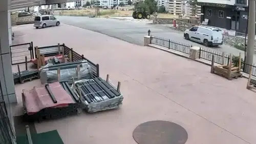 Elazığ'da sürücüsüz kalan hafif ticari araç emlak dükkanına daldı