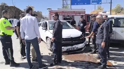 Yüksekova İpekyolu Caddesi üzerinde iki aracın karıştığı kazada iki kişi yaralandı