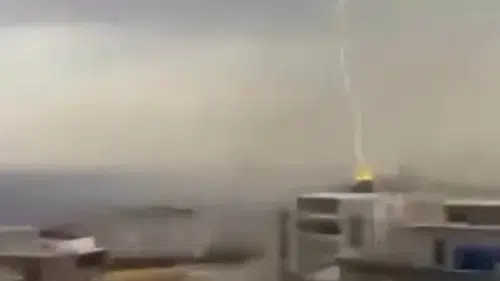 Şırnak'ta 8 katlı binaya yıldırım isabet etti