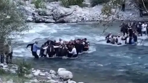 Yüksekova'da sarp arazide yaşamını yitiren vatandaşın cenazesi omuzlarda taşındı