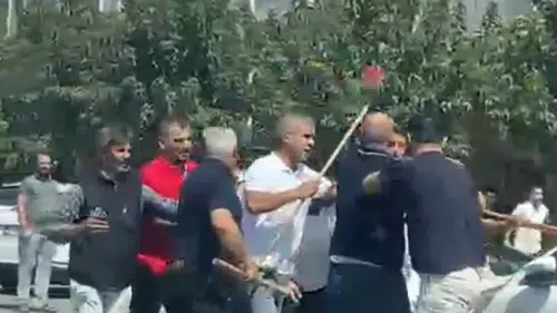 Şanlıurfa'da sokak ortasında taşlı sopalı kavga çıktı