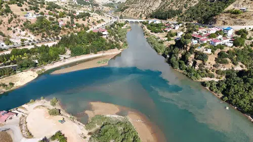 Tunceli'de Munzur ve Pülümür nehirleri yağışla birlikte iki farklı renge büründü