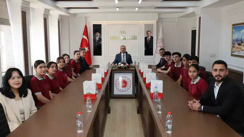 Ağrı Valisi Bozkurt gençlerin gelecek planlarını dinledi