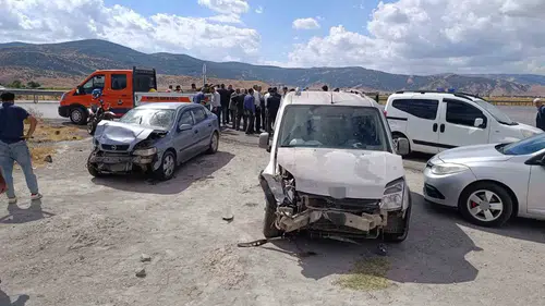 Muş Altınova yolunda iki araç çarpıştı
