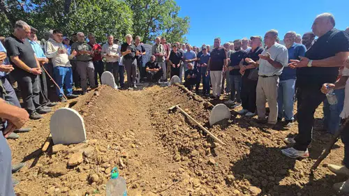 Elazığ'da cinayete kurban giden çift yan yana toprağa verildi
