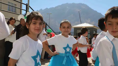 Hakkari'de yeni eğitim yılı coşkulu törenlerle başladı