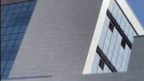 Diyarbakırda alacağını alamayan işçi inşaatın çatısına çıkarak eylem yaptı