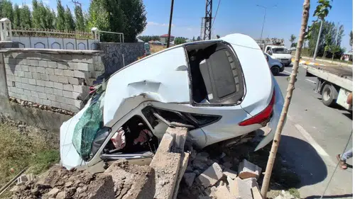 Patnos Hayvan Borsası Kavşağında İki Araç Çarpıştı
