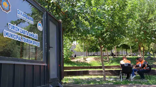 Dünyayı gezen turizm zabıtası şimdi Diyarbakır tarihini yabancılara anlatıyor